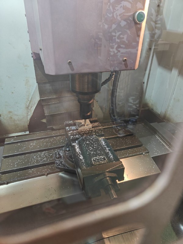 #学习 #日常 今天下午的工程训练是铣床🤔#学习 #日常 今天下午的工程训练是铣床🤔