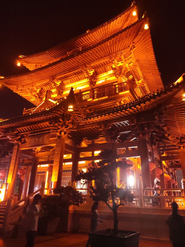 #日常 #旅行 #桂林 昨晚的夜景忘了什么亭子+日月双塔双塔确实可以，就是人太多了#日常 #旅行 #桂林 昨晚的夜景忘了什么亭子+日月双塔双塔确实可以，就是人太多了