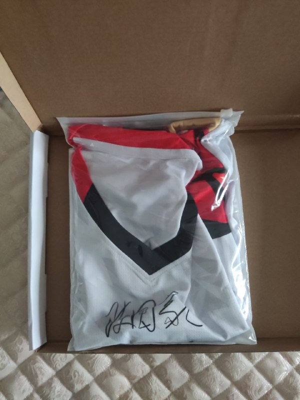 #高考 #日常 通知书内所有物品（还有张农行学费卡没拍）球衣是广工今年联赛校内明星球员的球衣，签名是印的（为啥印前面啊亲#高考 #日常 通知书内所有物品（还有张农行学费卡没拍）球衣是广工今年联赛校内明星球员的球衣，签名是印的（为啥印前面啊亲