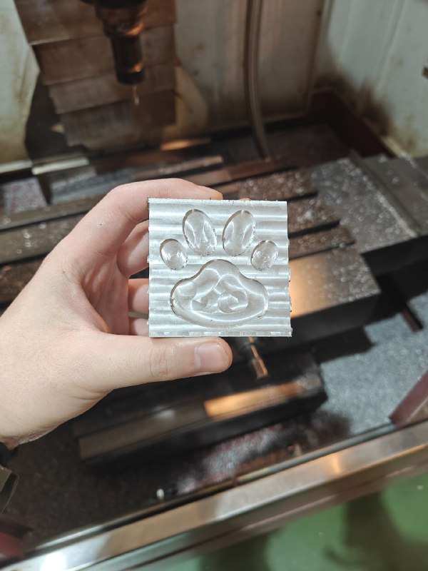 #学习 #日常 今天下午的工程训练是铣床🤔#学习 #日常 今天下午的工程训练是铣床🤔