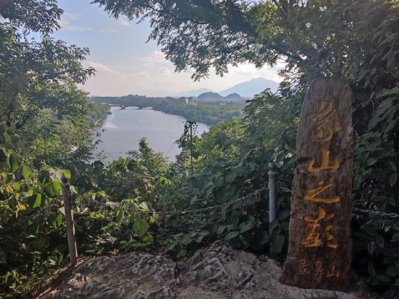 #日常 #旅行 #桂林 这个象鼻山（免费景区）爬起来没有难度啊，而且这个景点太小了#日常 #旅行 #桂林 这个象鼻山（免费景区）爬起来没有难度啊，而且这个景点太小了