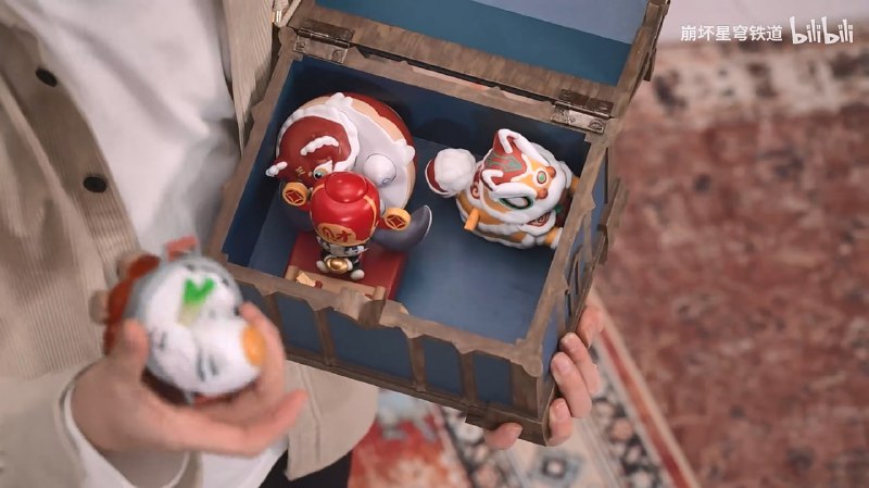 ［HSR x KFC］2025.1.24开启 CN42元「星穹铁道玩具餐」得玩具*1 (4款随机得，168得全部）套餐内容香辣/劲脆鸡腿堡*1+薯条(小)*1+中可*1+玩具*1玩具名称:铁锅炖叽米 愿你蒸蒸日上呜呜伯汤圆 愿你圆圆满满财神爷帕姆 愿你财源广进福运来谛听 愿你时来运转来源尚未明确