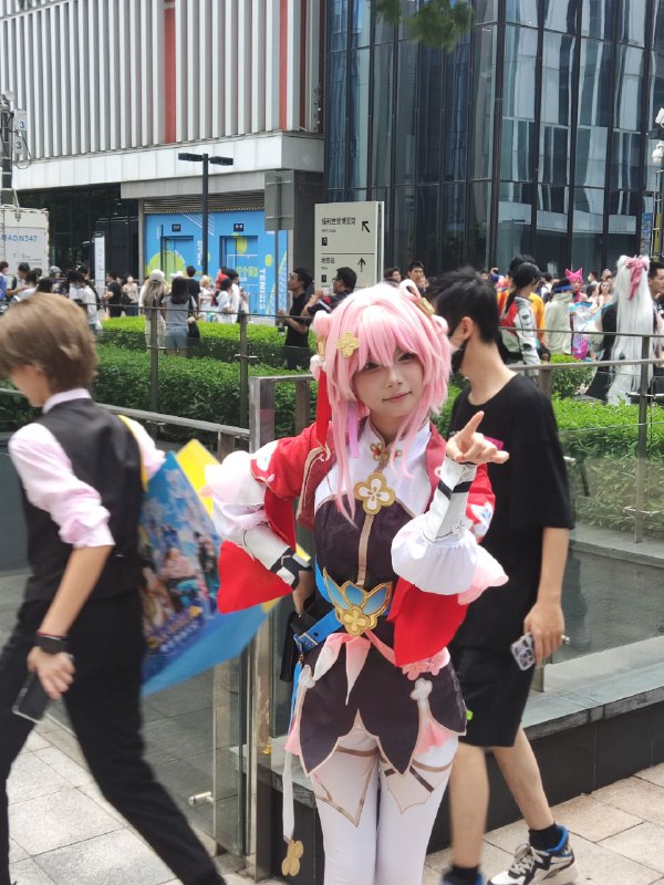 #日常 #漫展 #萤火虫 日常社恐，萤火虫体量太小了，下次试试去BW（相机忘带了，手机凑合着拍的）#日常 #漫展 #萤火虫 日常社恐，萤火虫体量太小了，下次试试去BW（相机忘带了，手机凑合着拍的）