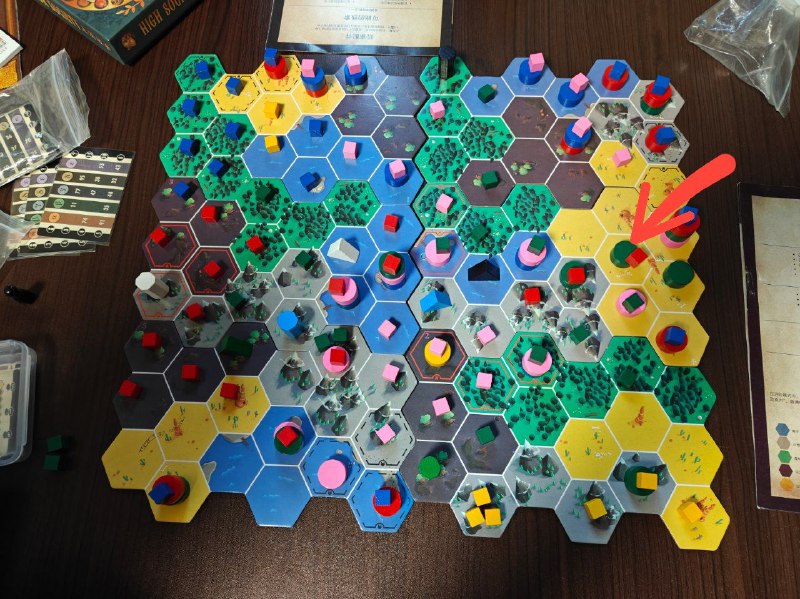 #日常 谁懂啊，把棋子全用完了没推出来结果发现红色是内鬼😂（红色箭头指向的格子错了）蓝：黑色建筑（黑色三角和柱子）三格内红：小屋（三角形）两格外粉：沼泽（灰色地块）一格外绿：森林一格外#日常 谁懂啊，把棋子全用完了没推出来结果发现红色是内鬼😂（红色箭头指向的格子错了）蓝：黑色建筑（黑色三角和柱子）三格内红：小屋（三角形）两格外粉：沼泽（灰色地块）一格外绿：森林一格外