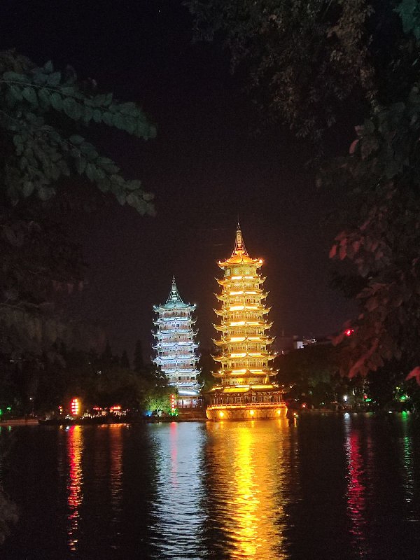 #日常 #旅行 #桂林 昨晚的夜景忘了什么亭子+日月双塔双塔确实可以，就是人太多了#日常 #旅行 #桂林 昨晚的夜景忘了什么亭子+日月双塔双塔确实可以，就是人太多了