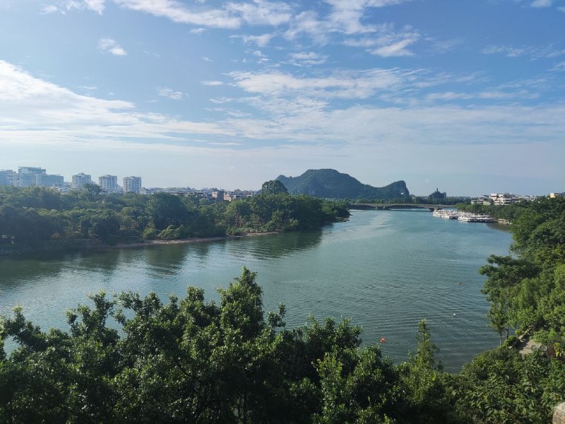 #日常 #旅行 #桂林 这个象鼻山（免费景区）爬起来没有难度啊，而且这个景点太小了#日常 #旅行 #桂林 这个象鼻山（免费景区）爬起来没有难度啊，而且这个景点太小了