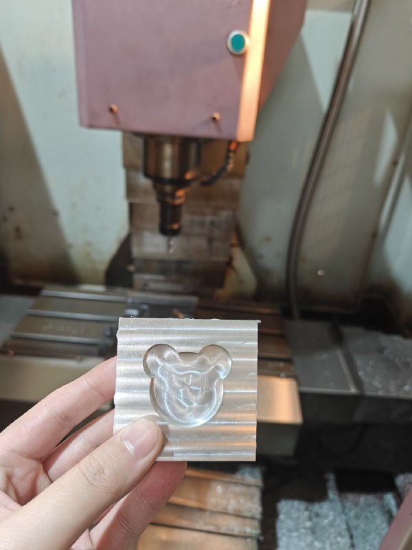 #学习 #日常 今天下午的工程训练是铣床🤔#学习 #日常 今天下午的工程训练是铣床🤔