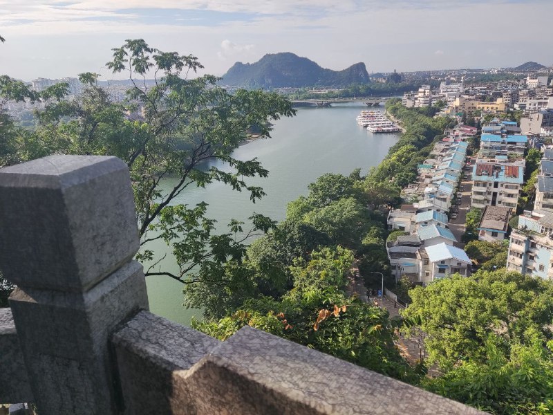 #日常 #旅行 #桂林 这个象鼻山（免费景区）爬起来没有难度啊，而且这个景点太小了#日常 #旅行 #桂林 这个象鼻山（免费景区）爬起来没有难度啊，而且这个景点太小了